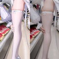 other - 这是一张左右对比图，展示了二次元插画与三次元真人Cosplay对同一动作和场景的还原。
左侧为二次元插画：画面中是一个粉色长发的动漫女性角色，身穿带有荷叶边装饰