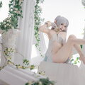 photo - 这张照片展示了一位女性进行的 Cosplay 摄影。她化身为《葬送的芙莉莲》中的主角芙莉莲（Frieren），拥有标志性的白色双马尾长发、尖尖的精灵耳朵以及精致